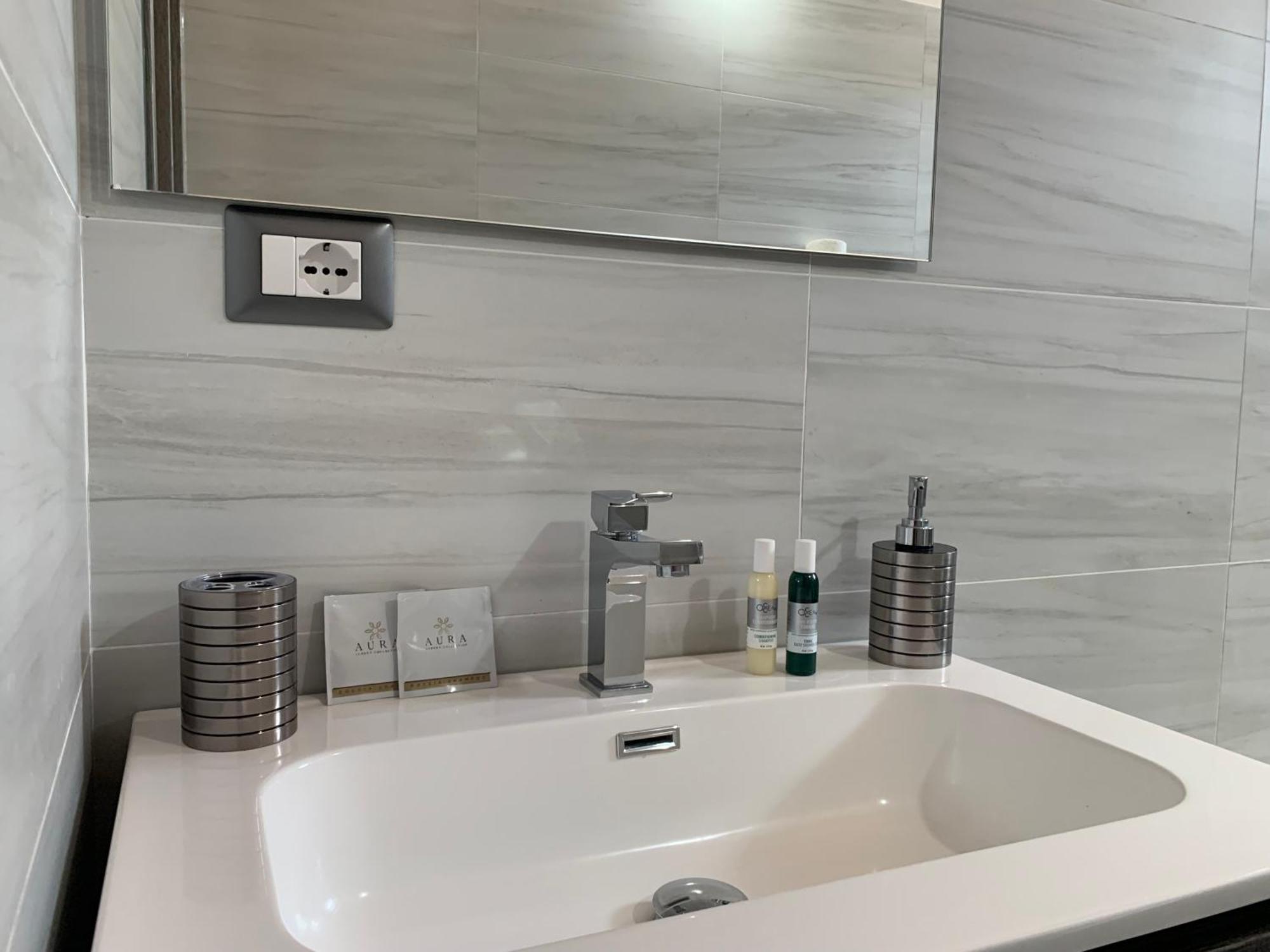 Prestige *Luxury Rooms & Appartment Монтеджордано Екстер'єр фото
